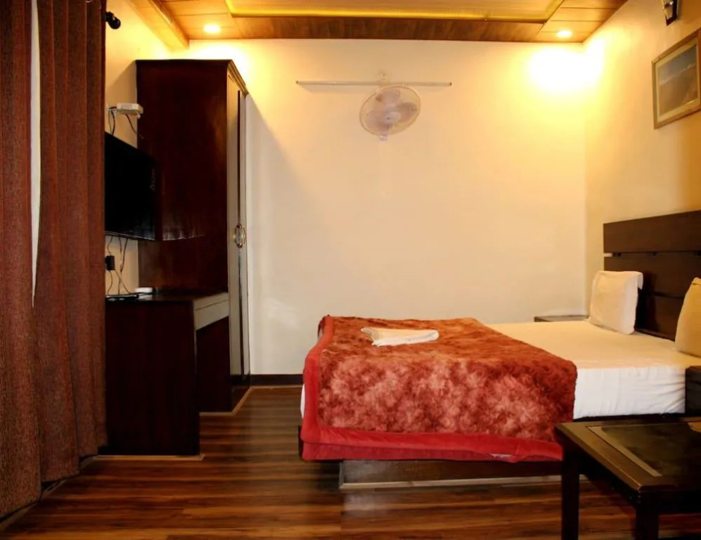Goroomgo Hidden Chalet Mall Road Nainital