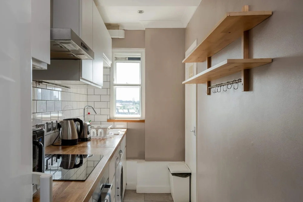 Wonderful 1BR Flat Fits 4 Guests - Newington