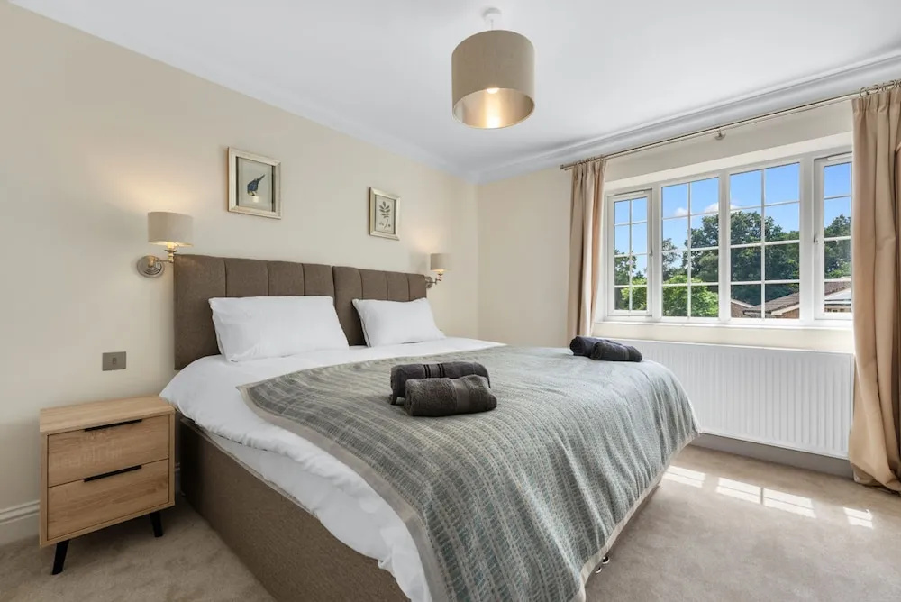 Spacious 3BR Flat in Stroud Haven