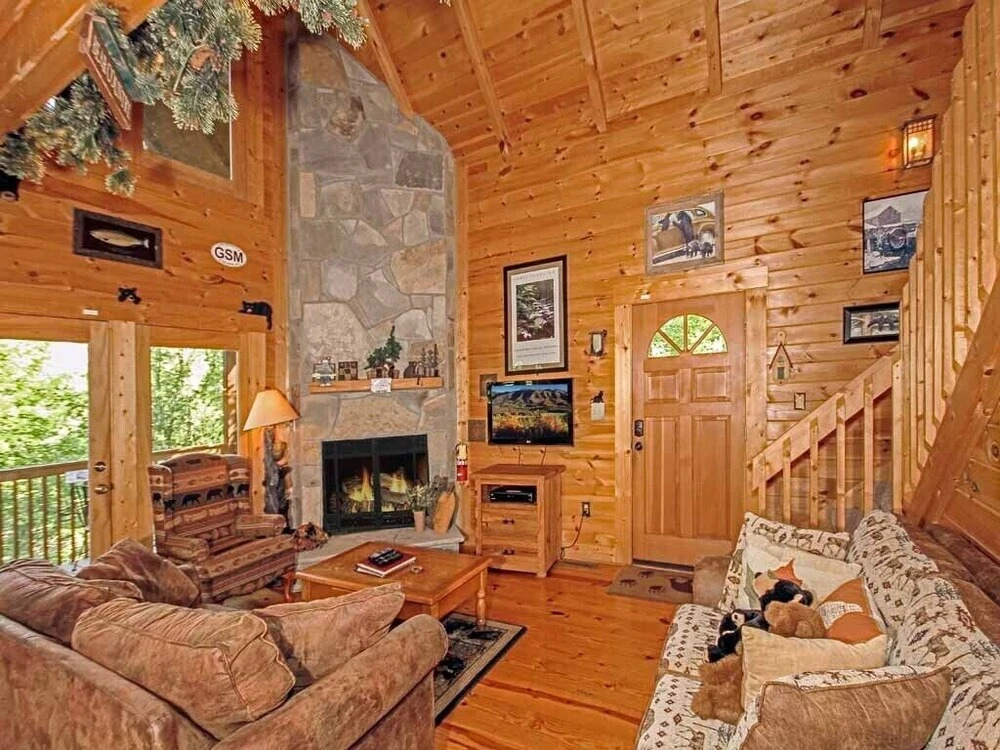 Bear Country Cabin, 2 Bedrooms, Sleeps 6, Private, Foosball, Hot Tub
