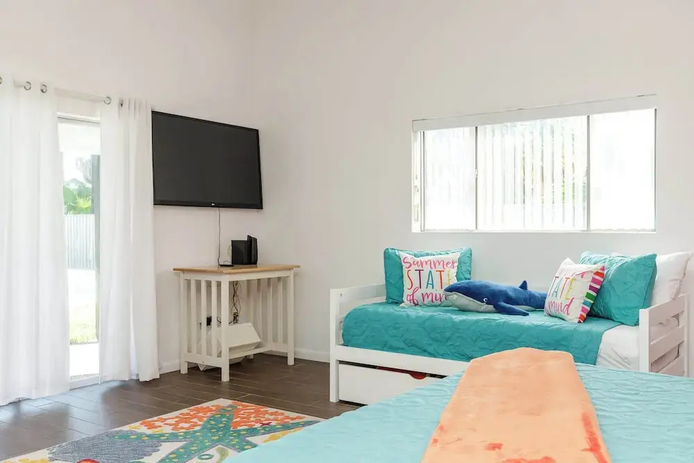 Stylish 3 Bedroom Pool Pets Sleeps 10