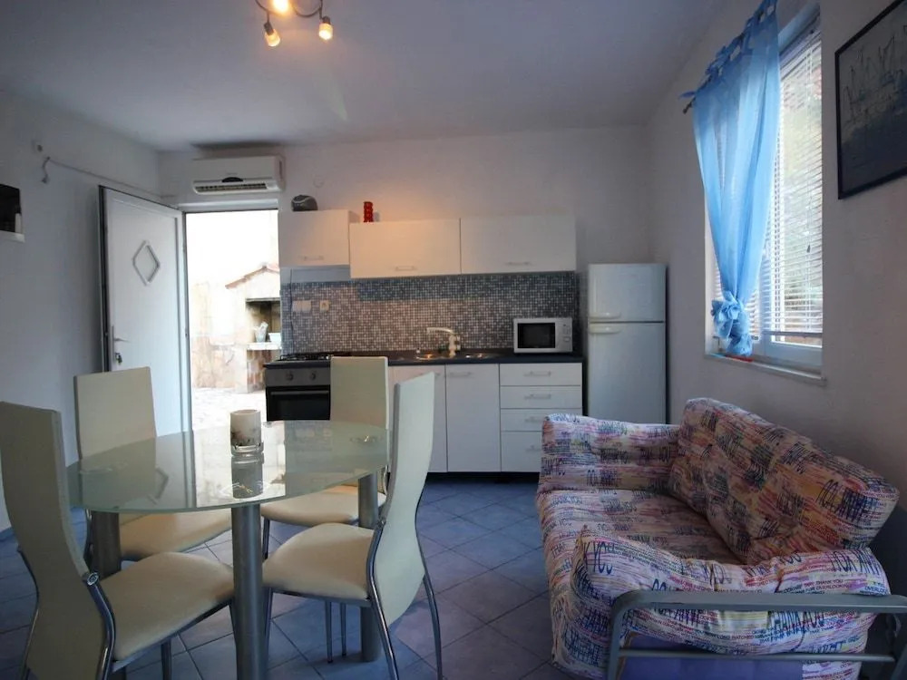 Apartments Roza 1-2