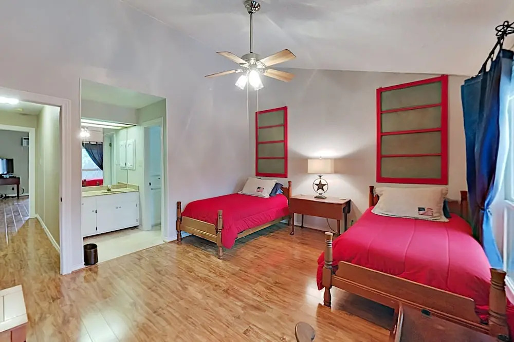 Lake-view All-suite - Near Marina & Dining 2 Bedroom Townhouse