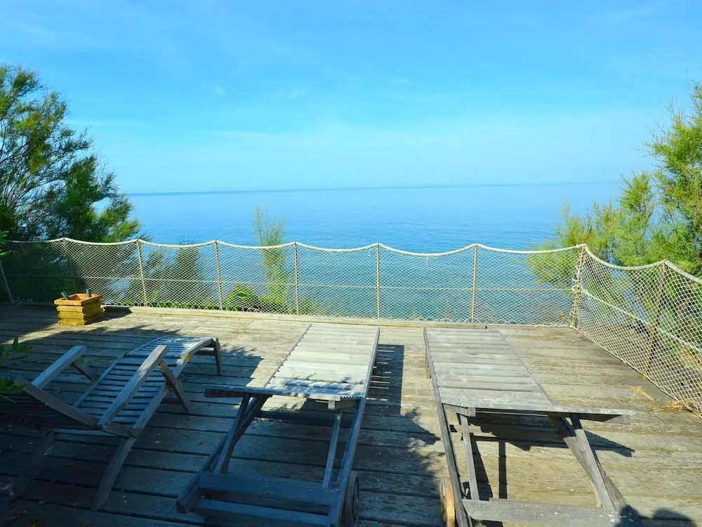 Beautifully Situated Detached Cottage With View on and Private Access to the sea