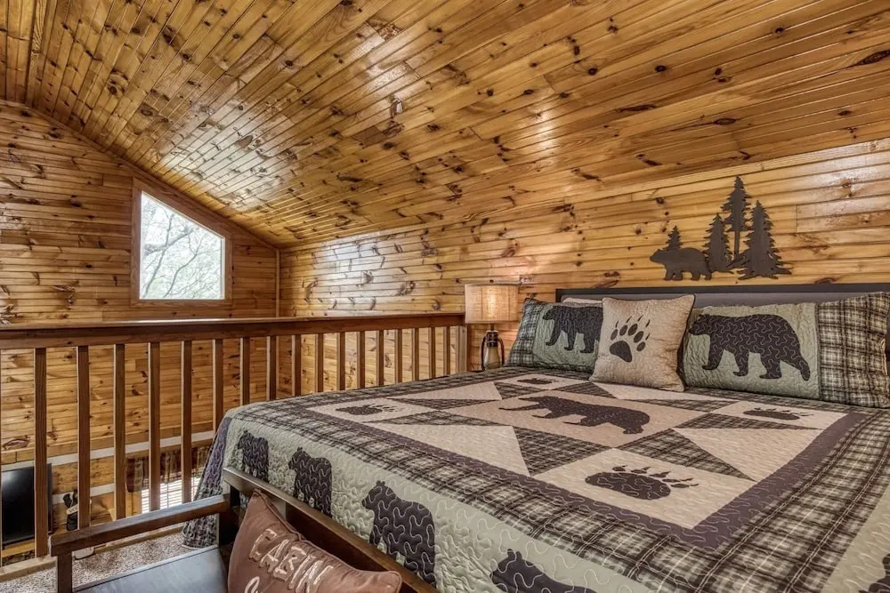 Er18 - The Lazy Bear View Great Location - Close To Town! 1 Bedroom Cabin by RedAwning