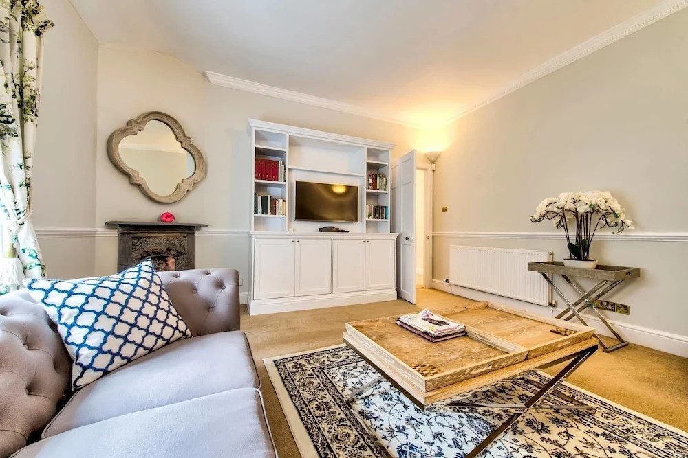 Quiet Mews House With Parking & Garden