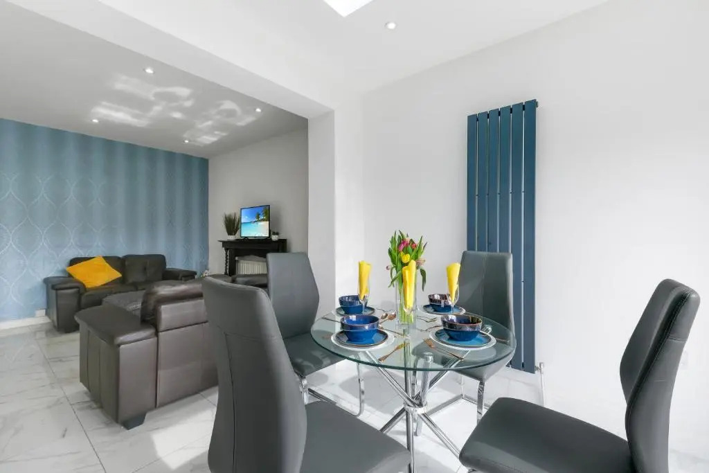 Harrow Hse 3 Bedrooms 2 Bathrooms Off Road Parking