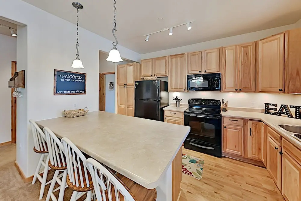 All-suite Main Street : Pool, Hot Tub & Gym 2 Bedroom Condo