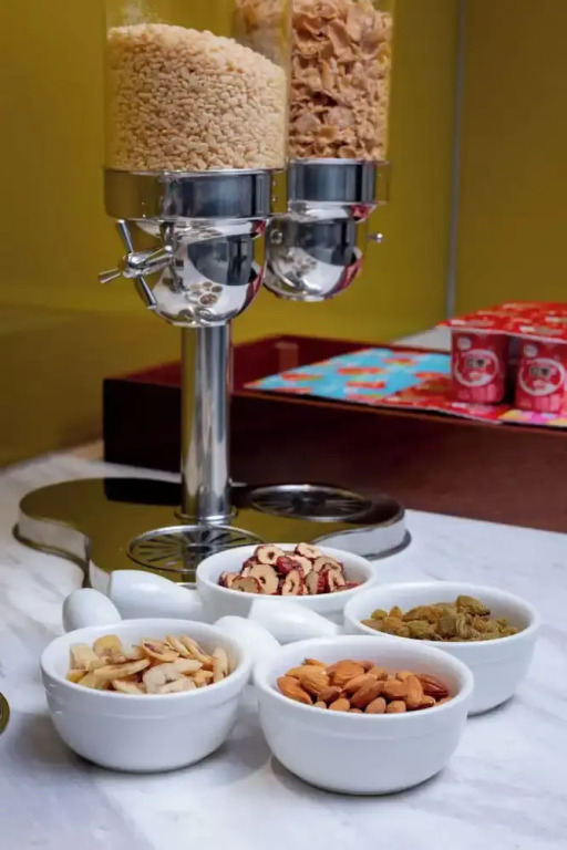 Hampton by Hilton Zhangjiajie Tianmen Mountain -Situated opposite the Tianmen Mountain Cable Car Station -Provide free airport shuttle service - English-speaking customer service