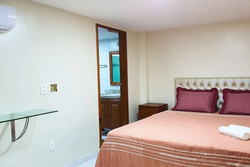CASA TRíPLEX AO LADO DA PRAIA DO IGUAPE