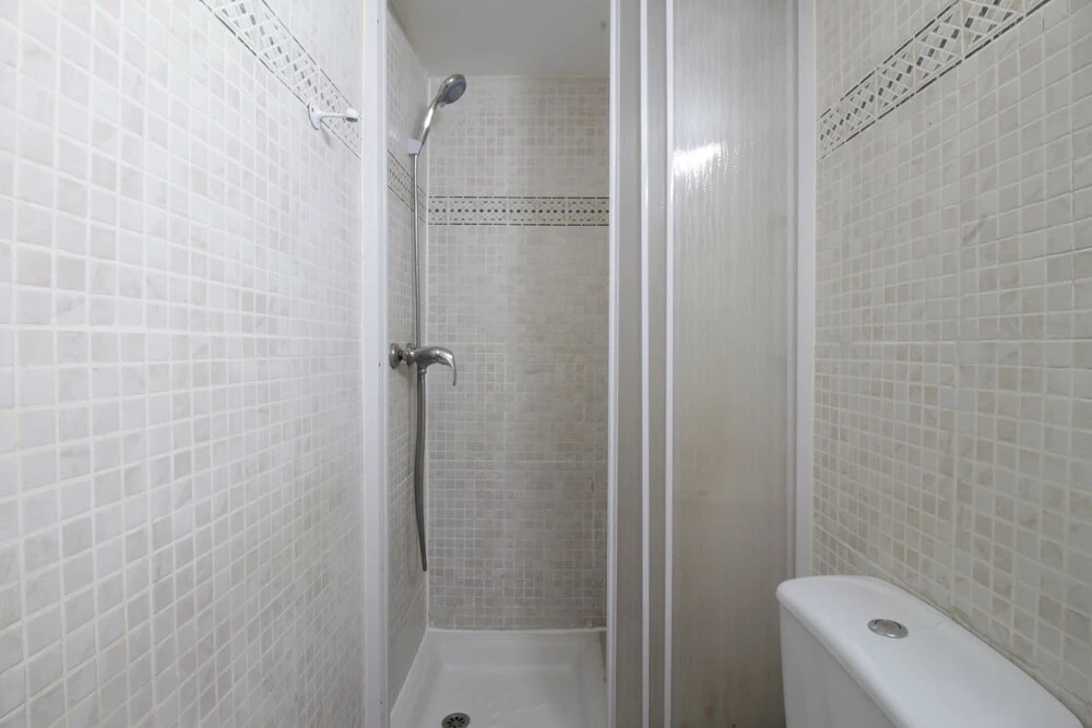 Dúplex en Bajos con Cama de Matrimonio y WiFi Metro Bilbao