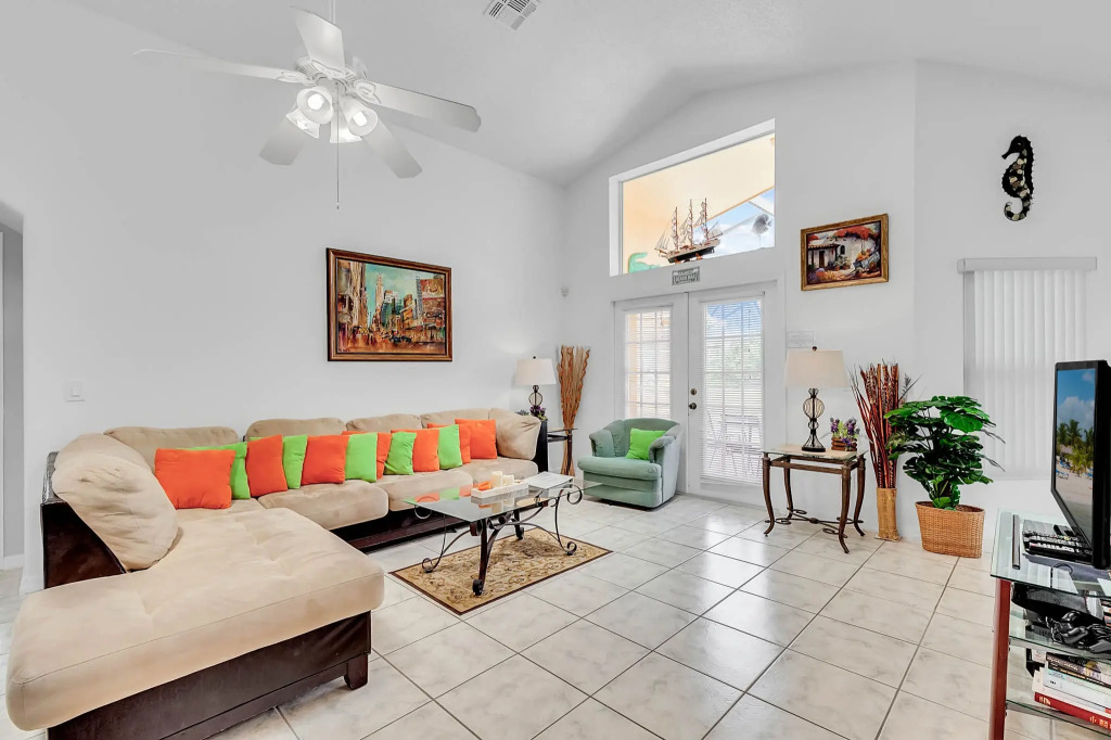 IC2539OL - 4 beds pool home - Water view