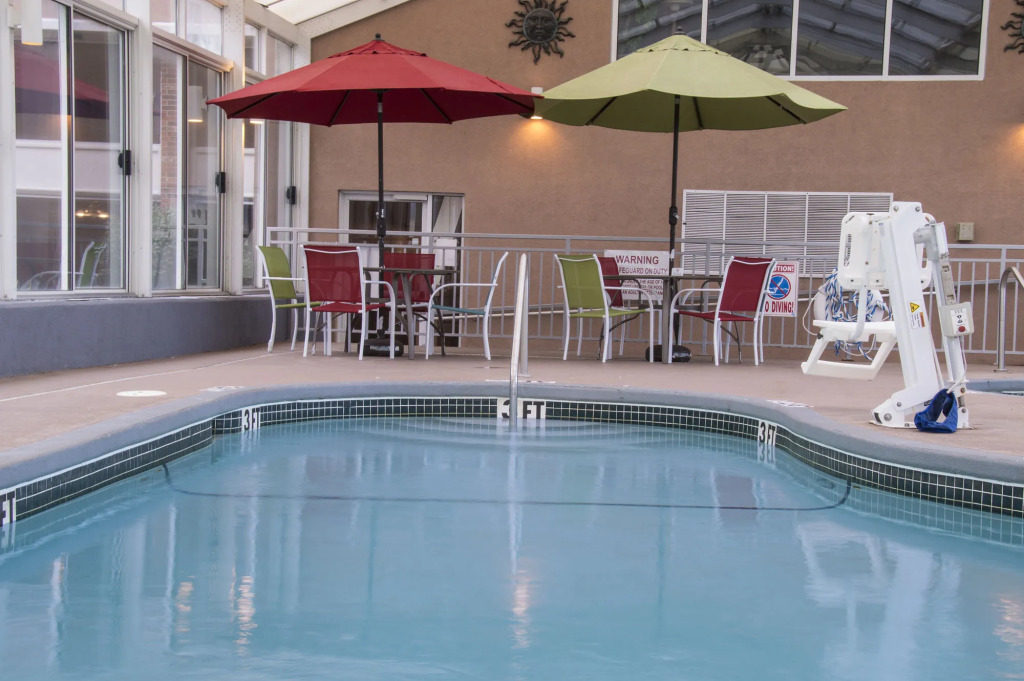 Lamplighter Inn & Suites - North