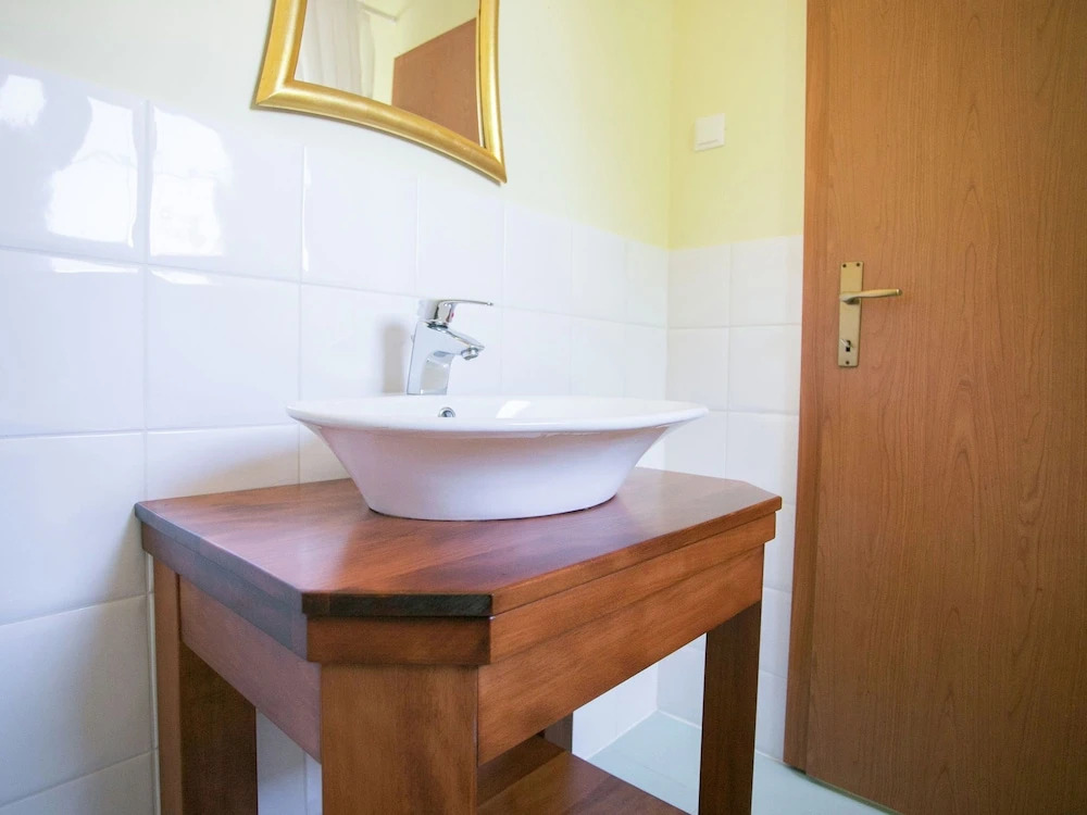Family House in Quiet Peacefull Location, Private Pool and BBQ in Garden
