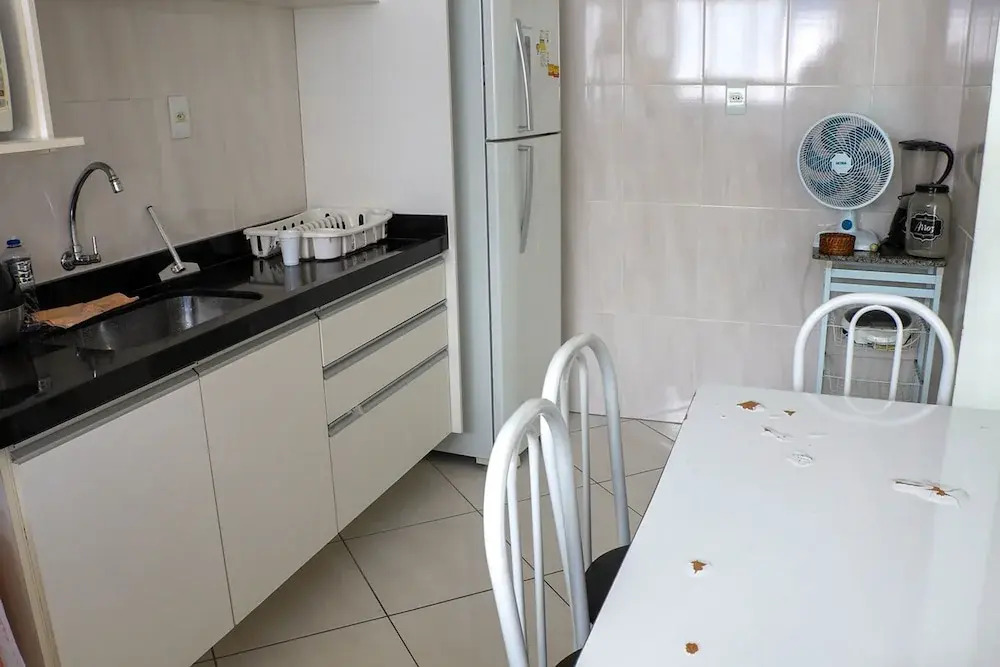 Apto com Wi-fi ar Cond e Garagem 100m da Praia