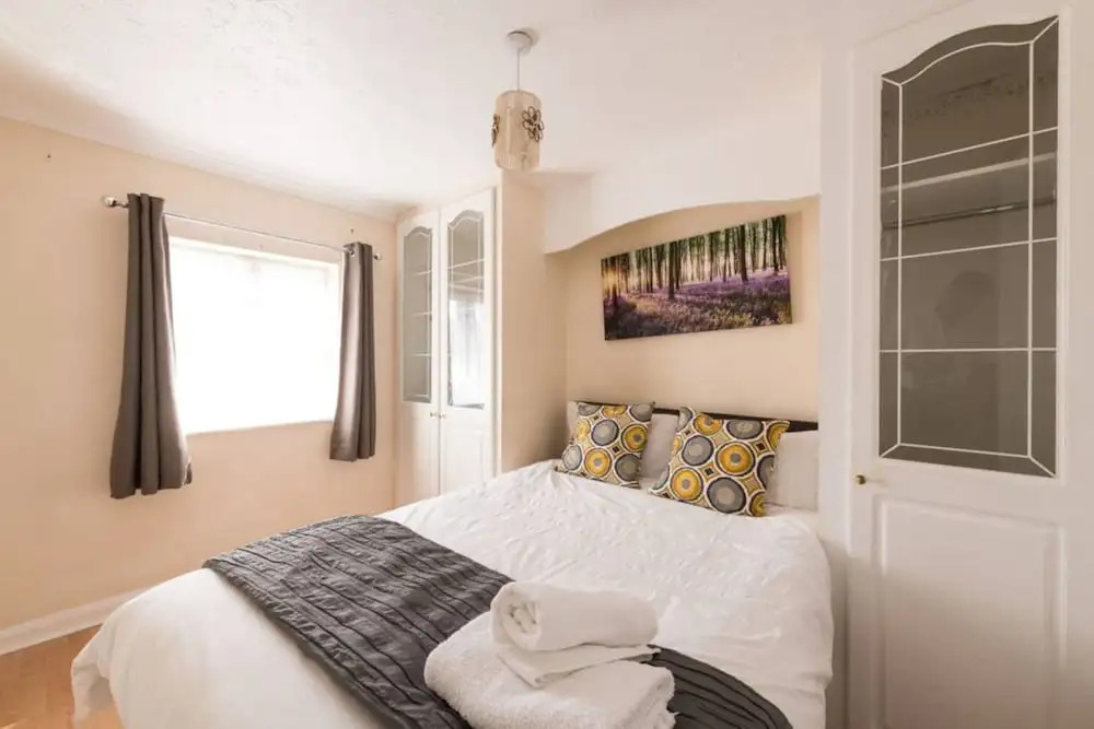 3 Bedroom House in Canning Town With Parking