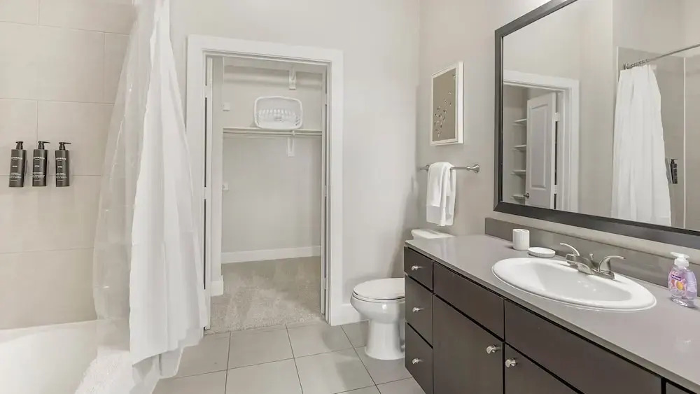 Landing Beautiful 1BD Yoga Studio Gym