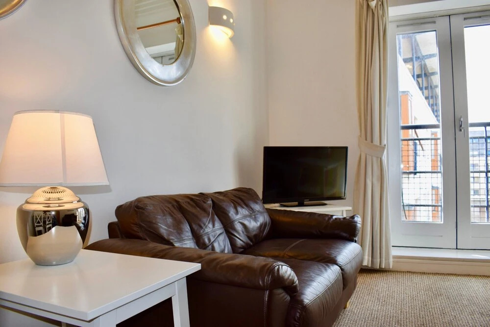 Modern 1 Bedroom Apartment Near the River