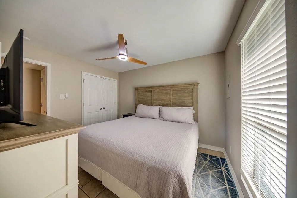 Peaceful condo in Gulf Shores with outdoor pool