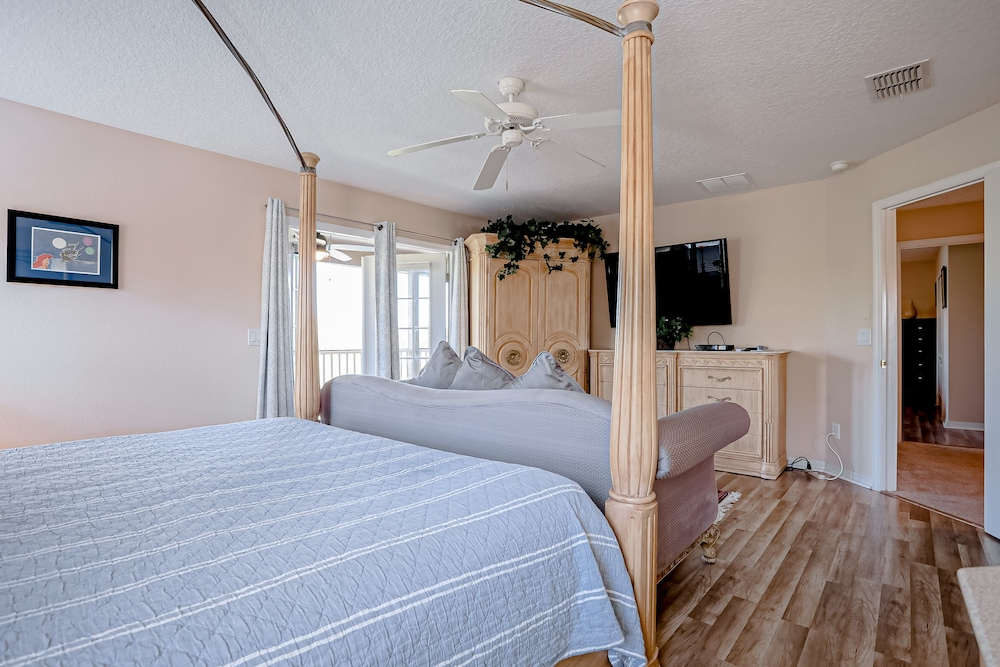 Stunning House With Lanai, Pool, Ping-pong, Full Kitchen, & Wifi