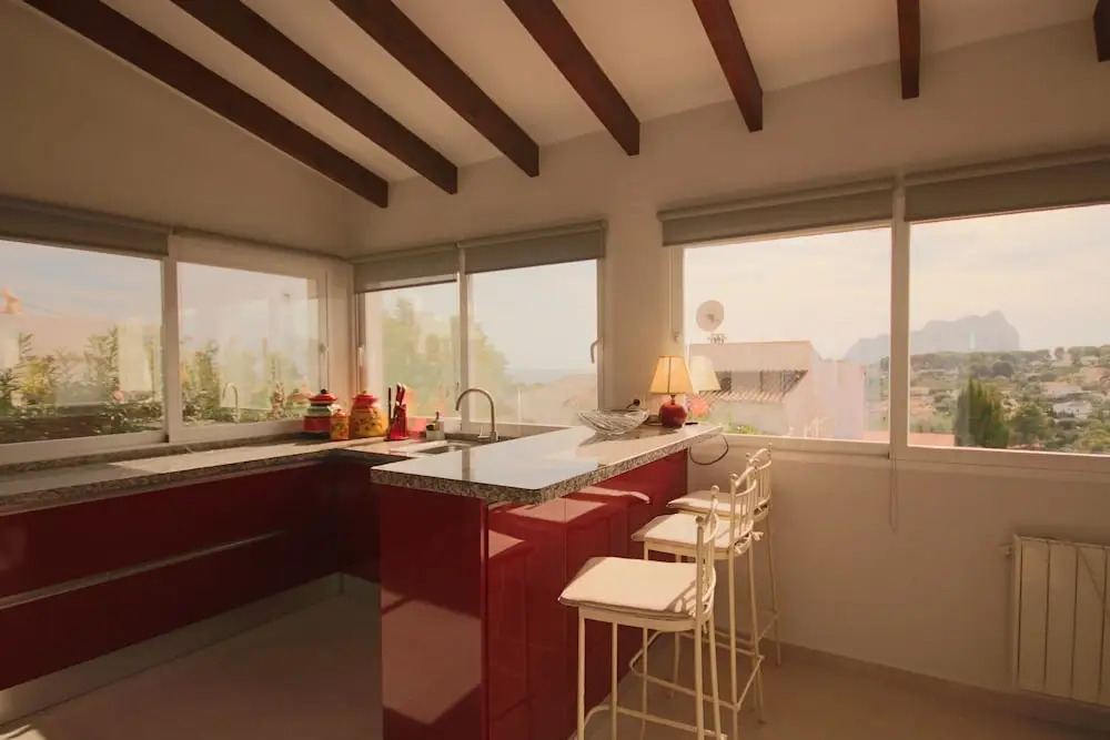 Private Family Retreat With Pool Short Walk to the Sea