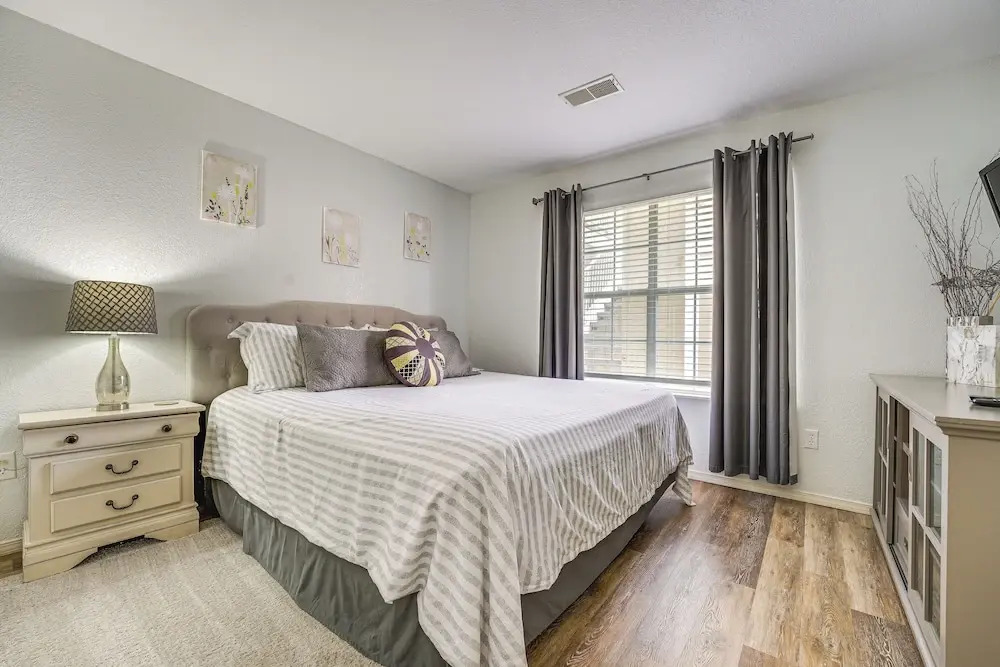 Inviting Condo w/ Pool Access, Near Branson Strip!