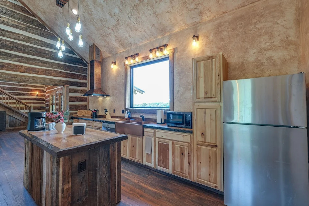 Bedford Cabin w/ Porch, 5 Mi to Historic District!