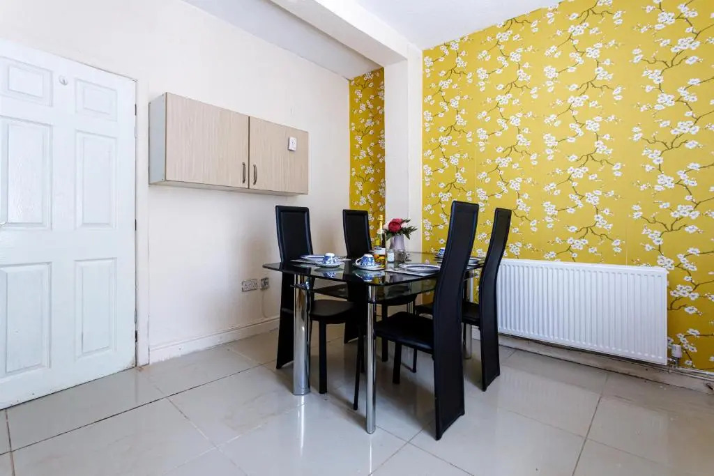 4 Beds Sleeps 6 - Elegance Leisure Stay, Burnley