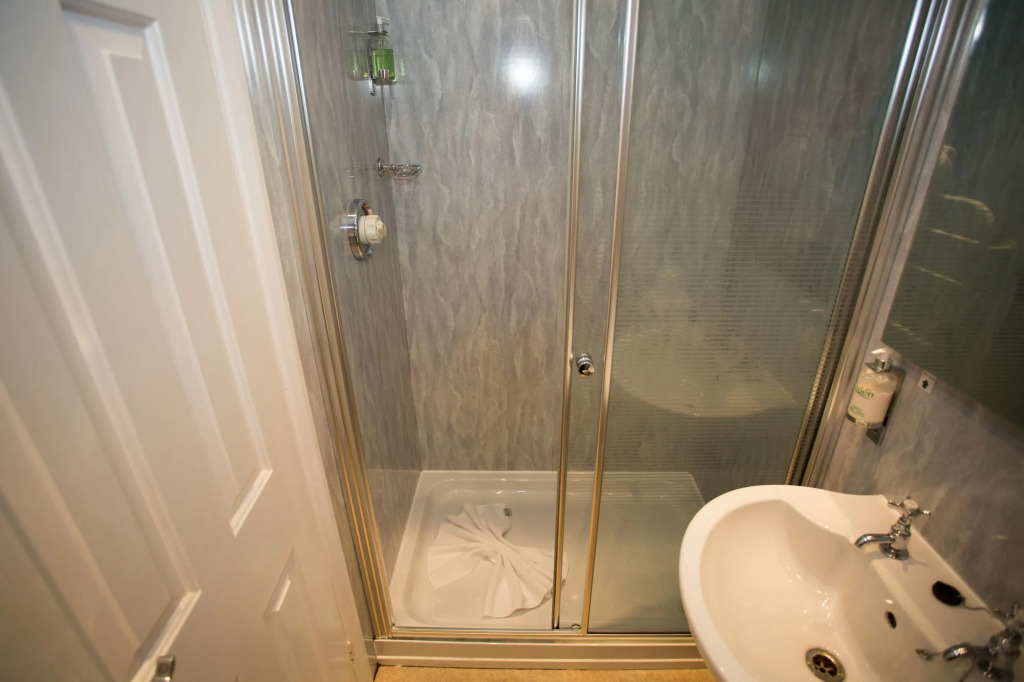 Holly Lodge Guest House with FREE off site health club