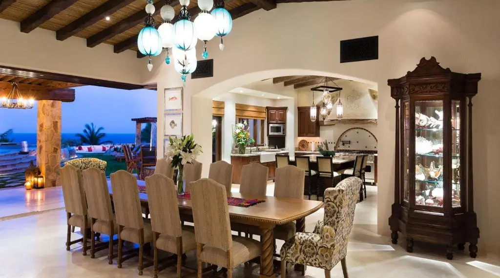 Ultra Luxury Villa with Premium Linens, Gym, Immense Pool, & 5 min Taxi to Downtown