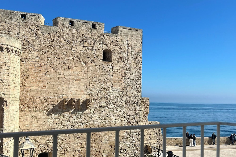 Seafront Apartments by Carlo V Castle, Monopoli Old Town - HelloAPULIA Al Castello di Amec