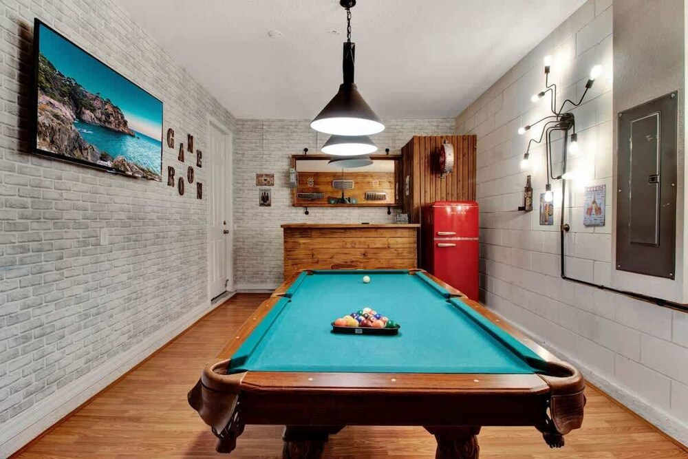 Chic 4BR With Pool, Game Room & Mickey Rooms
