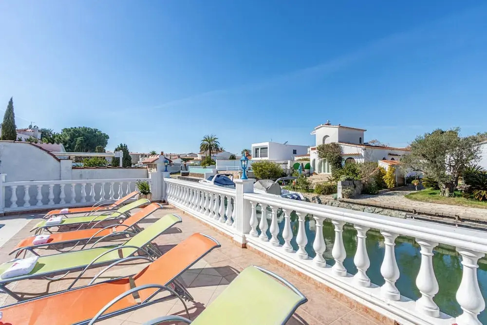 Apartment in Empuriabrava Near Sandy Beach