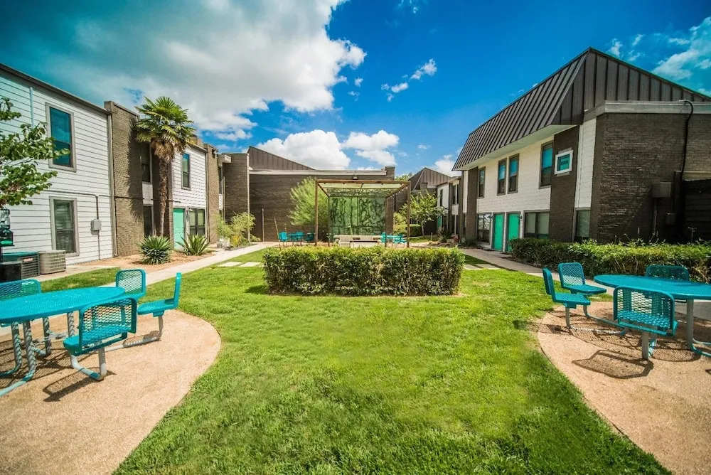 Charming King Bed 1BR w Pool 5 Min to DT