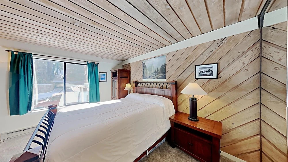 Beautiful One Bedroom Condo! Just Steps to Mammoth Mountain with Fully Equipped Kitchen! by RedAwning
