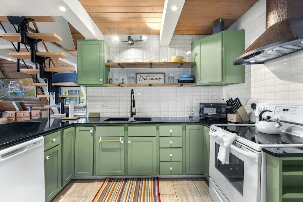 Sunrise Oasis - Enjoy Lakefront Living