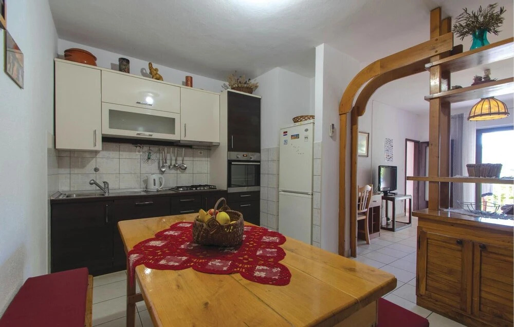Awesome Home in Racisce With Wifi and 4 Bedrooms