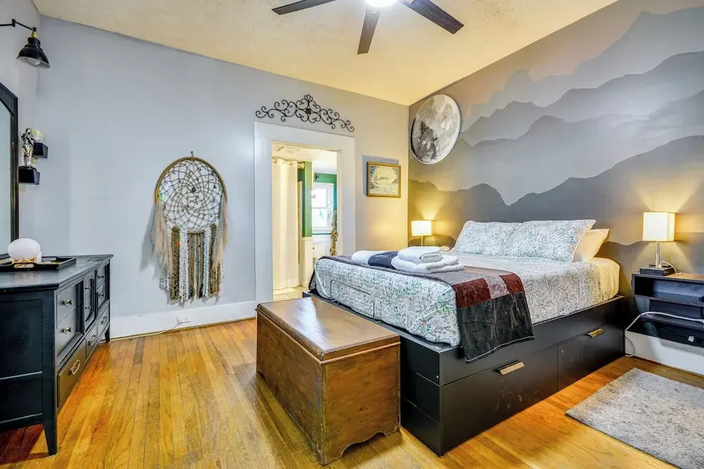 'storybook Craftsman' Home w/ Private Hot Tub!