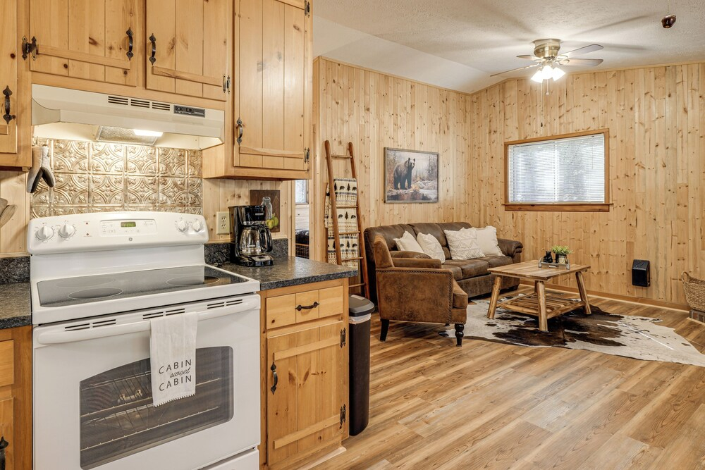 5 Mi to Helen: Woodsy Oasis w/ Hot Tub & Fire Pit!