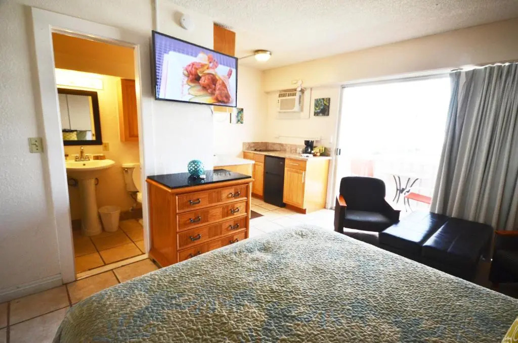 Sea Shore 75 Steps from Waikiki Beach and Sleeps 1 - 3!