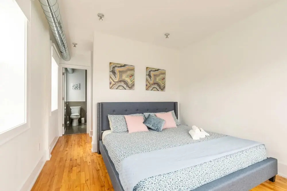 Stylish and Upscale 2BR Loft - Near Queen Street
