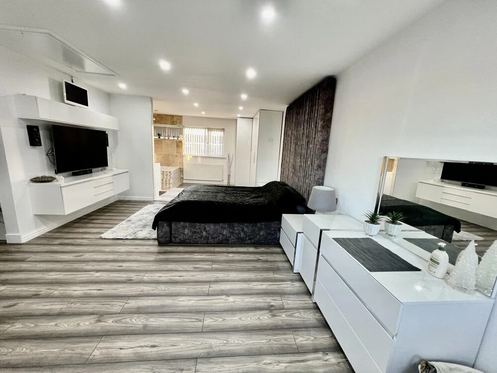 Penthouse Style Luxury 2 Bedroom House has Hot-Tub, extra fees apply