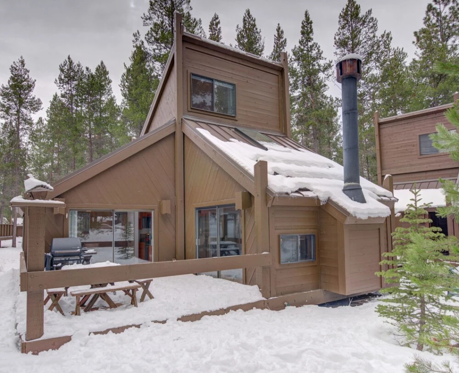 Pole House #14 by Village Properties at Sunriver