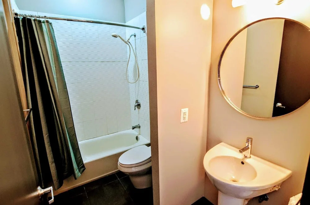 1123 Northwest Apartment #1068 - 7 Br Apts