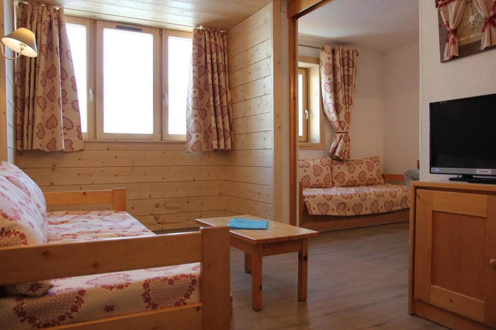 This nice apartment of about 28m2 is at the 4th floor Apartment 1 agen