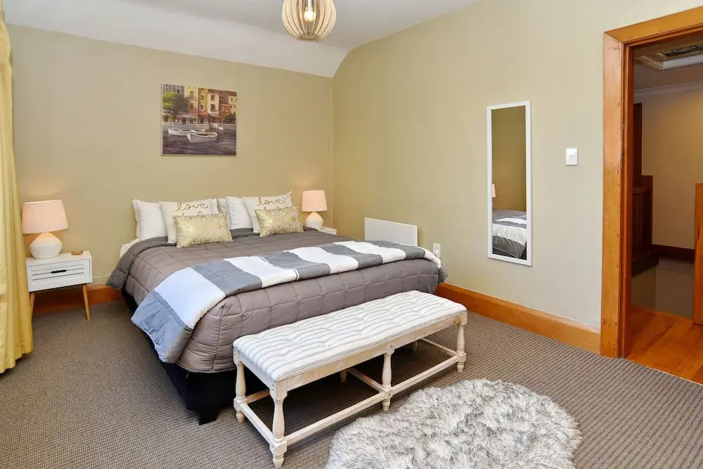 Racecourse Villa - Classic 1935 Charm & Space
