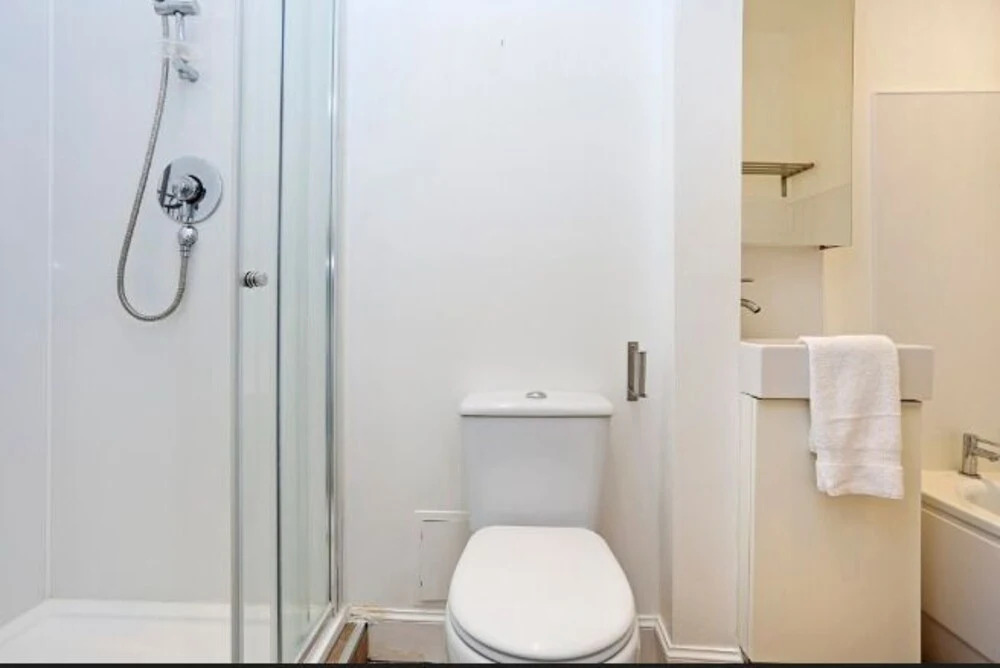 An Elegant and Artistic Apartment for 4