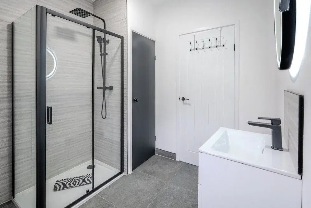 Stadium View 5-bed Retreat + Parking