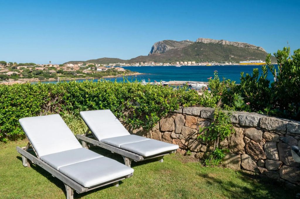 This large apartment is located on the ground floor, has a beautiful garden and a spacious terrace o-S'ABBA 11
