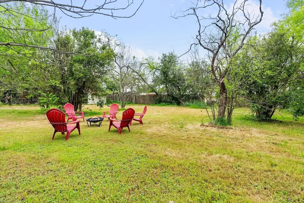 Comfortable 6BR 3BA Home w Large Yard